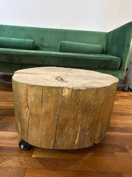 Masă de cafea din trunchi de lemn masiv, pe roți