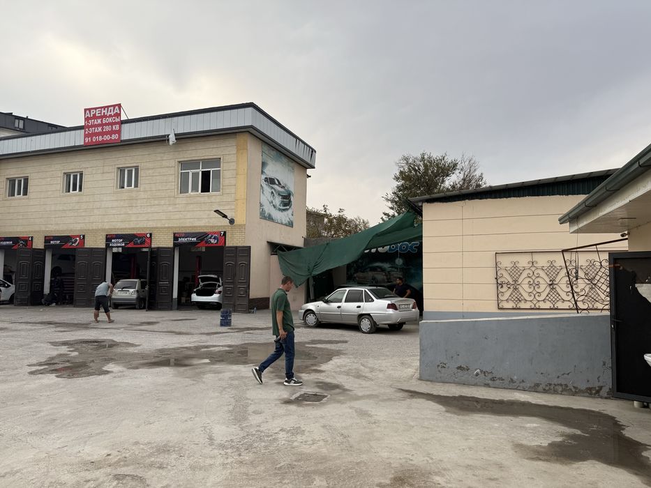 Автосервис и пустое помещение