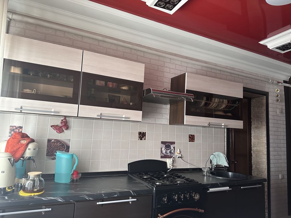Продам кухню с газом, с мойкой  и вытяжкой