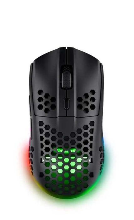 Геймърски компютър с монитор и периферия