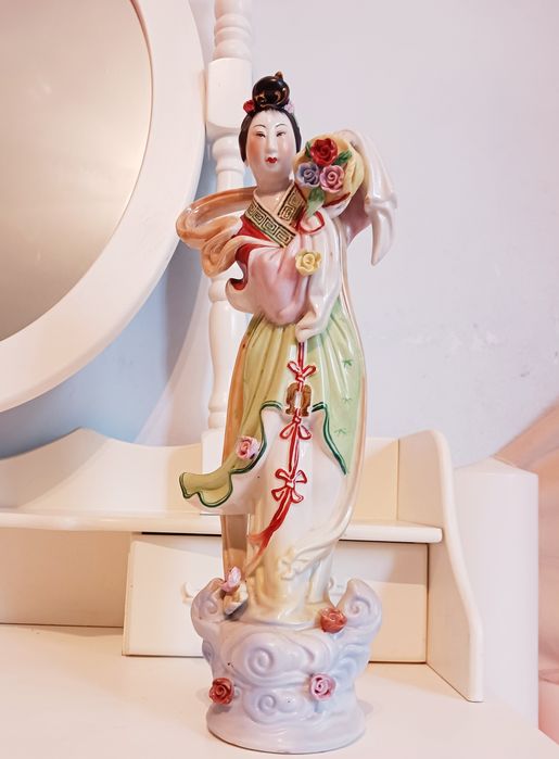 Statueta veche din portelan