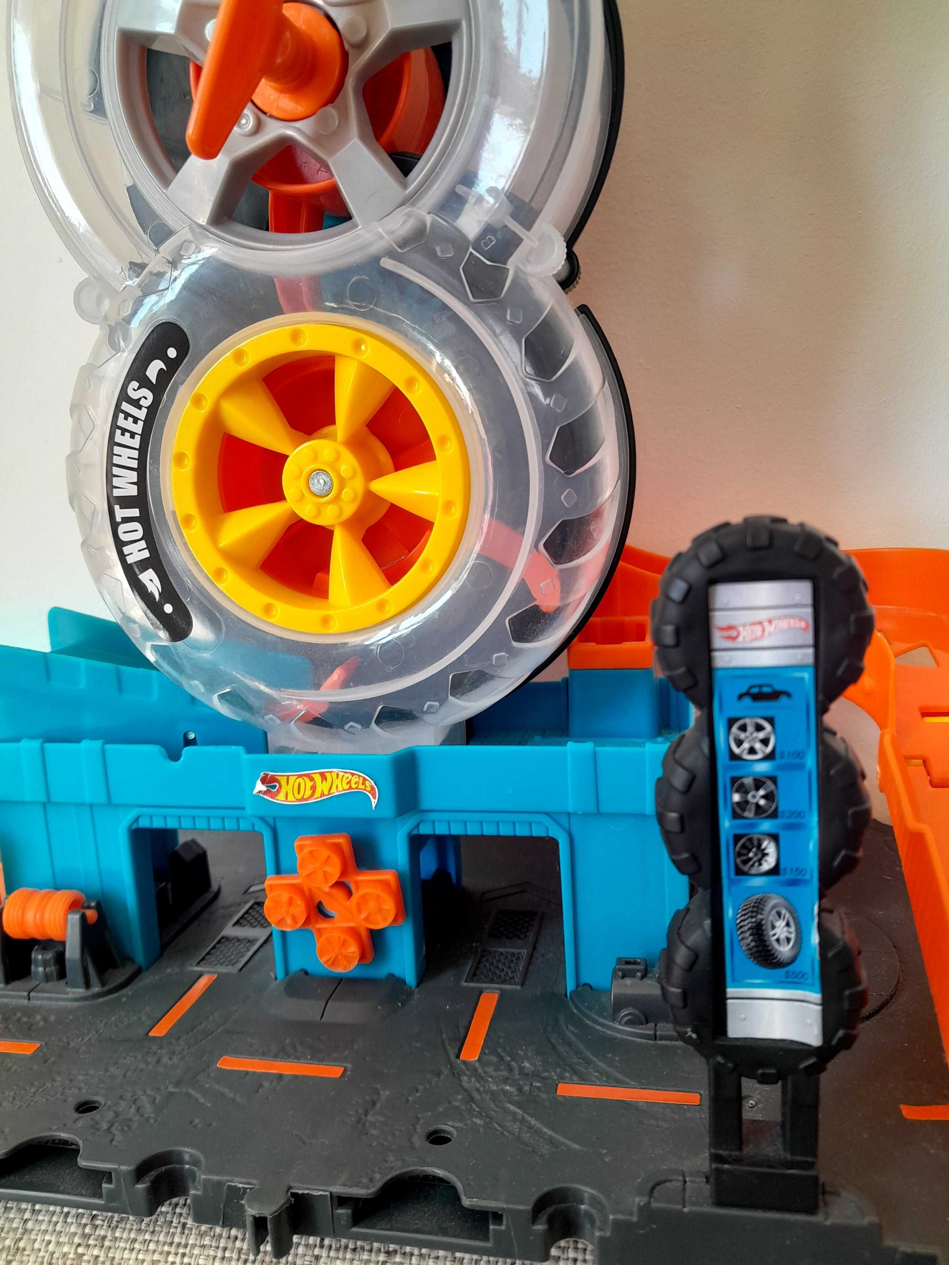 Играчка HOT WHEELS CITY Гумаджийница City Super Twist Tire Shop HDP02