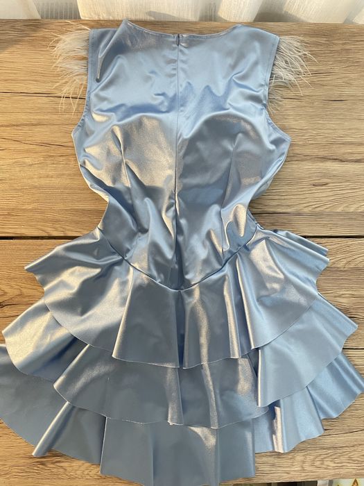 Rochie scurtă bleu satinat cu volane și pene la umeri
