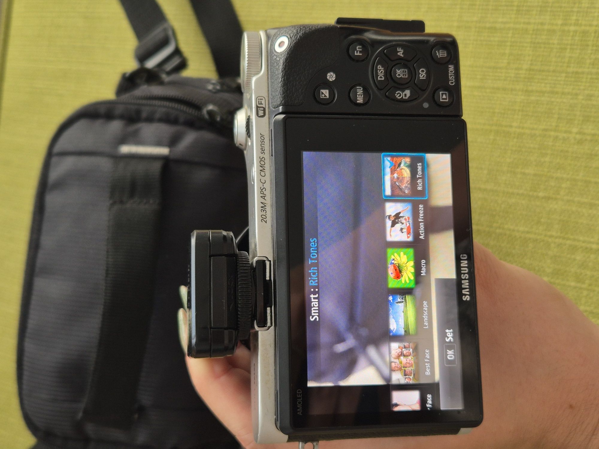 Samsung NX300 Mirrorless, 2 baterii, husă și parasolar