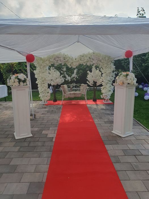 Arcada/coloane ,Aranjamente florale/covor rosu/ porumbei corturi,mese