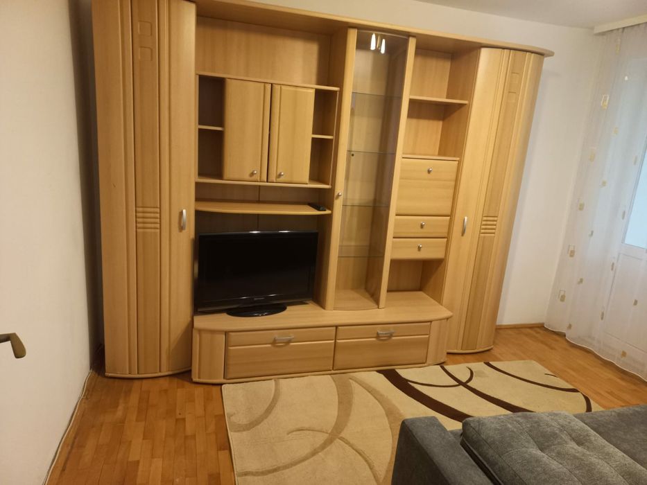 Închiriez apartament cu 2 camere