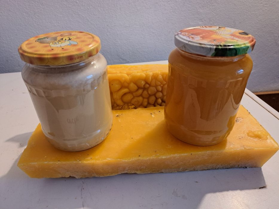 Vând miere de albine și ceară