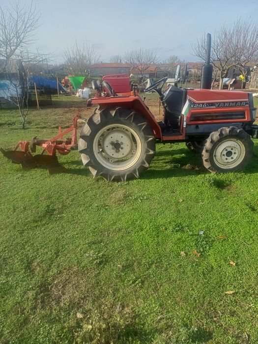 Продавам японски трактор