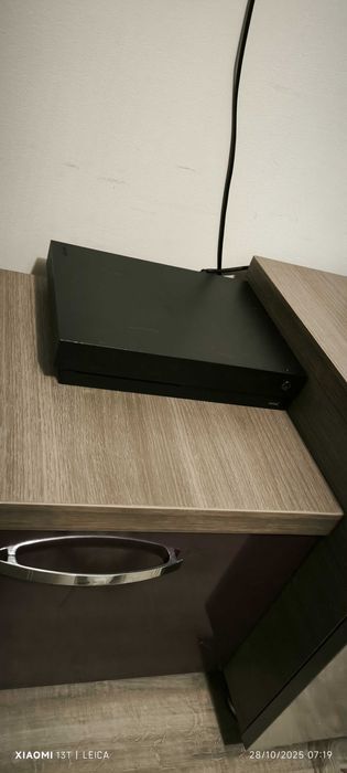 Xbox One X 1TB , doua controlerele