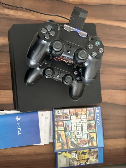 PlayStation 4 slim + 2 оригинални контролера + зарядна стойка + 2 игри