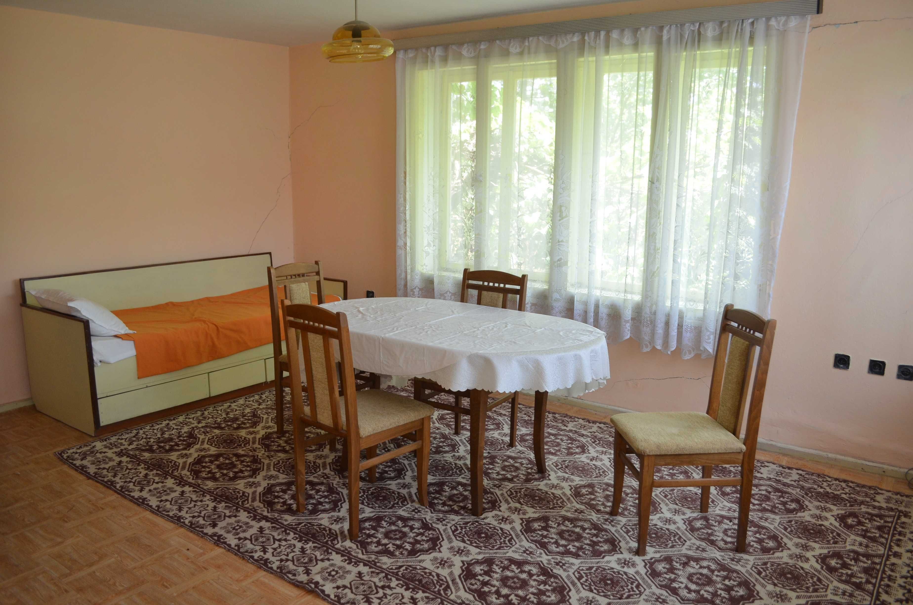 Продавам 2-етажна къща с двор