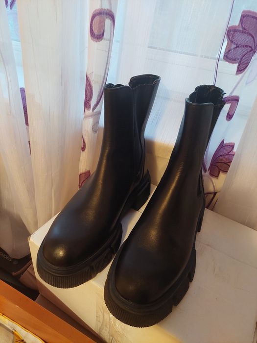 Ghete zara 37 mic defect