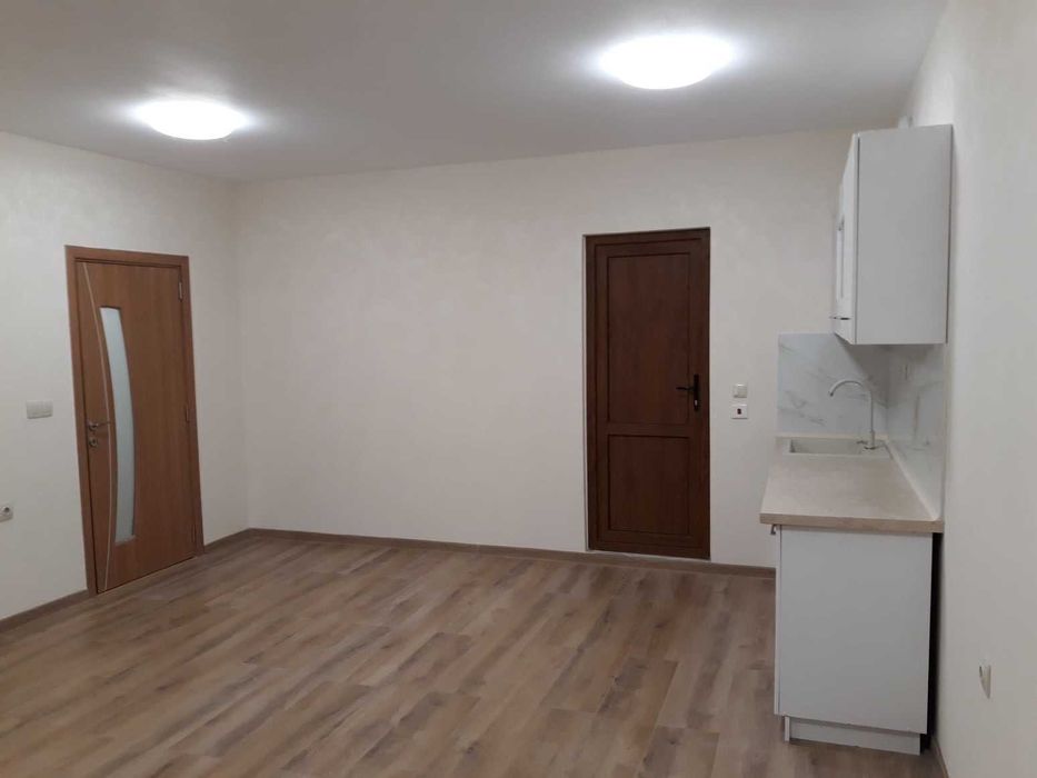 Дава се под наем Двустаен апартамент в Айтос - 76 кв.м за 561 € - Снимка #1