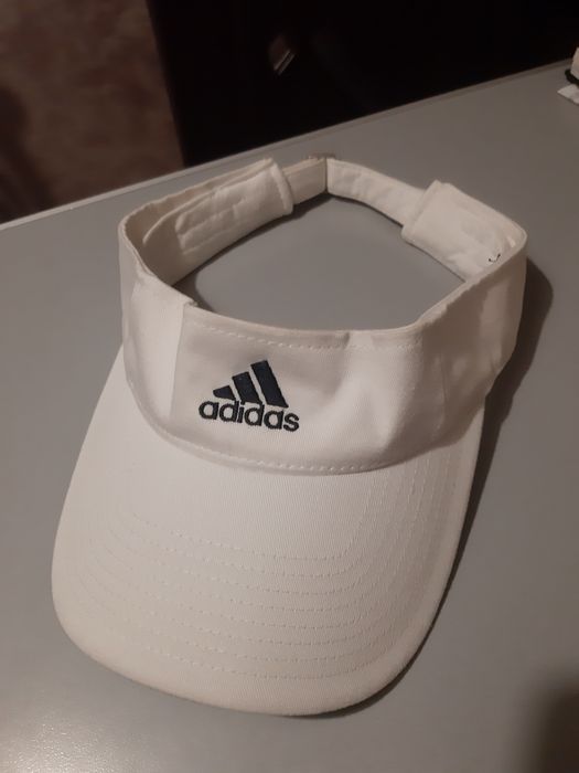 Vând e șăpci 2 Nike și una Adidas