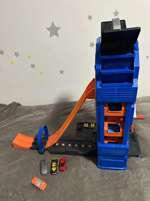 Hot Wheels Garage  +подарък 4 колички