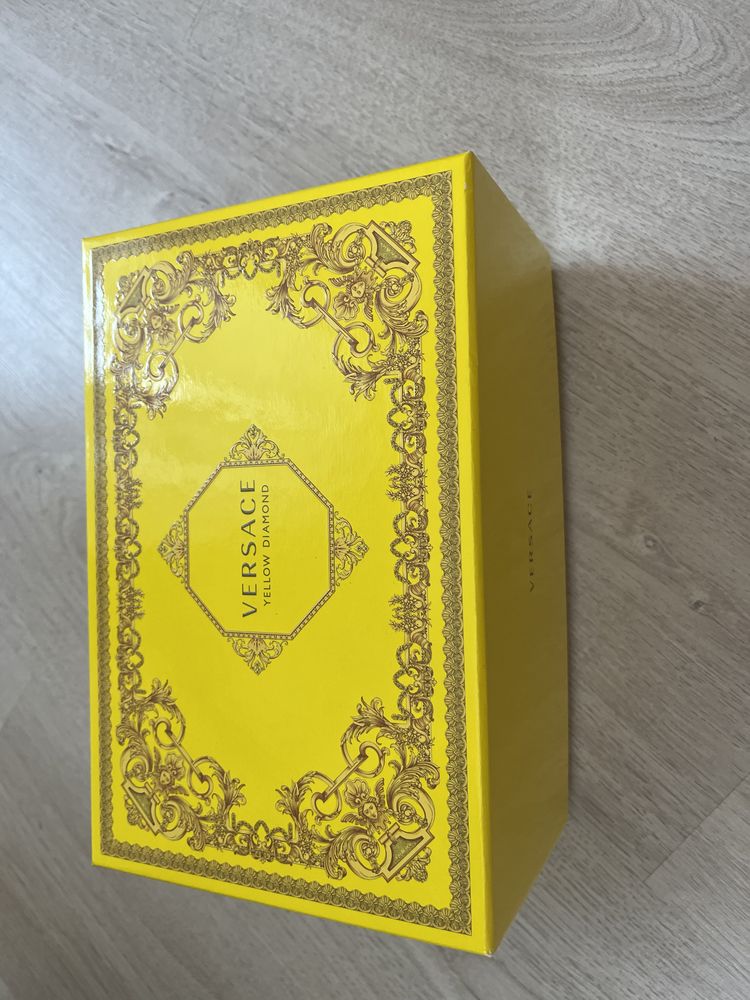 Комплект Versace Yellow diamont-несесер, парфюм, крем за тяло, душ гел