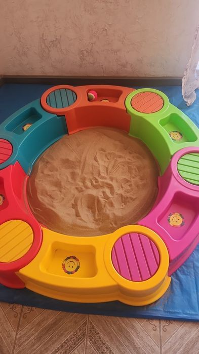 Песочница разборная из пластика d 144см, в отличном состоянии