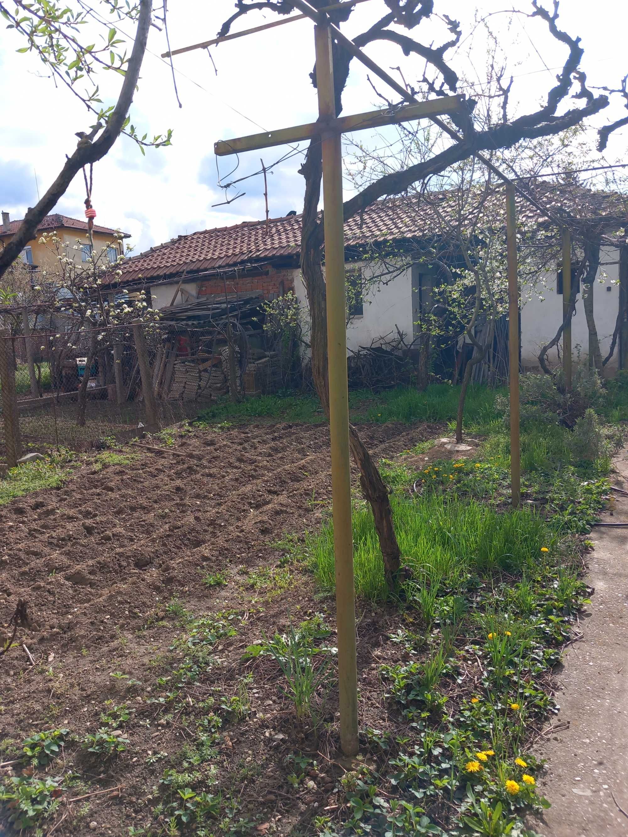 Продава къща - близнак в село Пиперков чифлик.