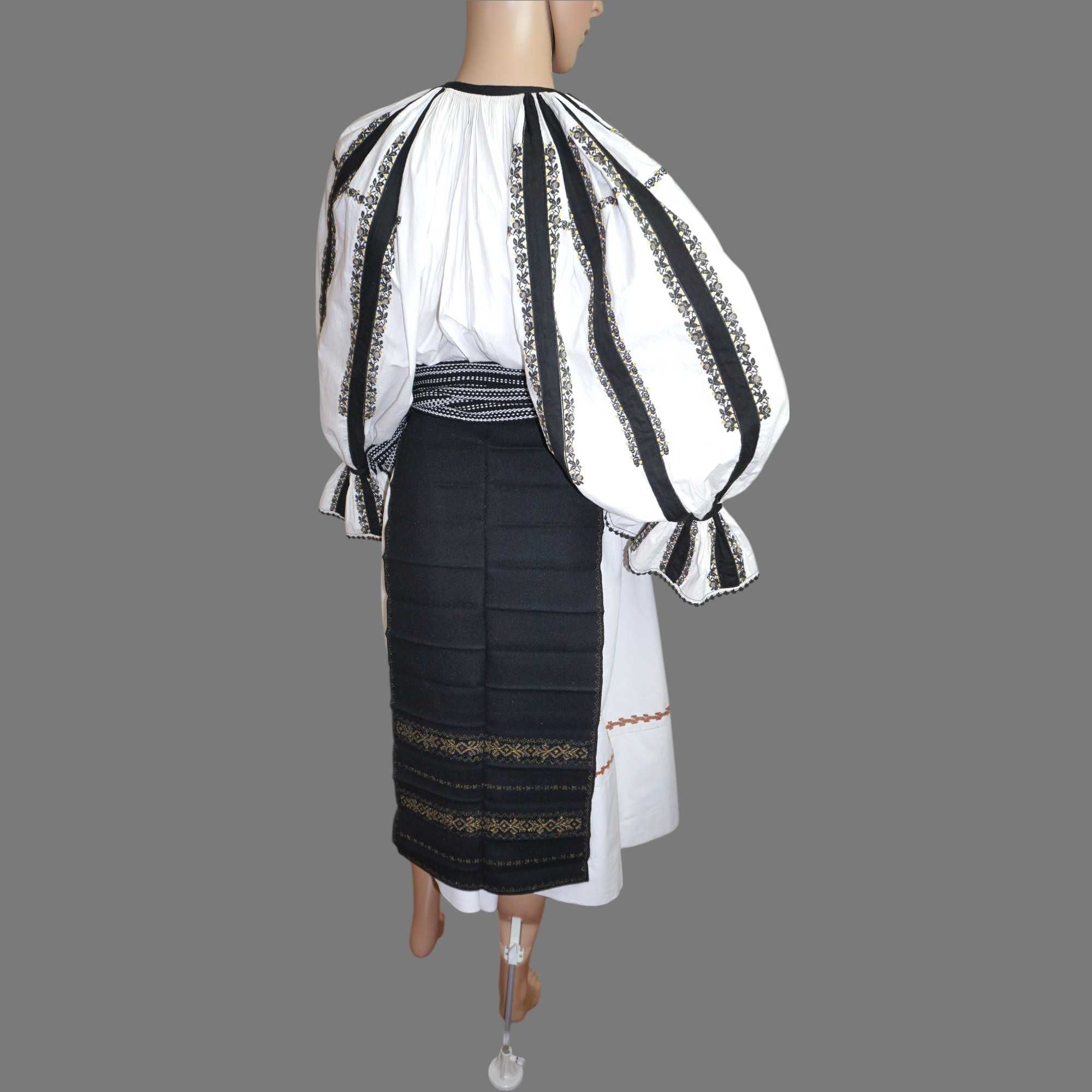 Costum popular vechi cu paiete si fir metalic din Sibiu-Valcea 38-40