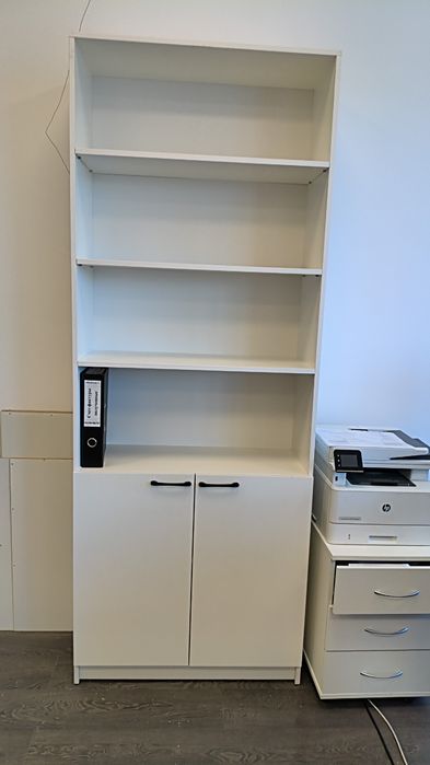 Белый стеллаж с дверцами внизу размер 210см х80х32