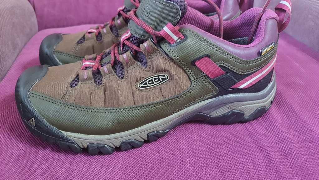 Pantofi trekking KEEN Targhee Waterproof Canteen/Grape marimea 40-40,5