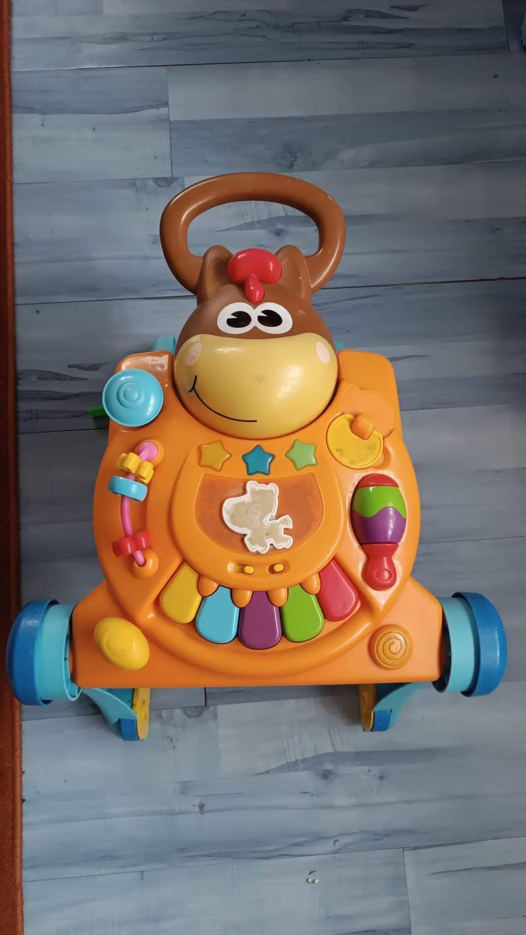 Antemergator măgăruș Fisher Price, se face și măsuța de activități