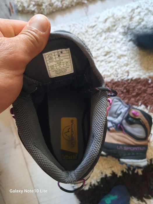 Vând ghete de mers pe munte la sportiva.