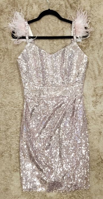 Rochie roz cu paiete si pene