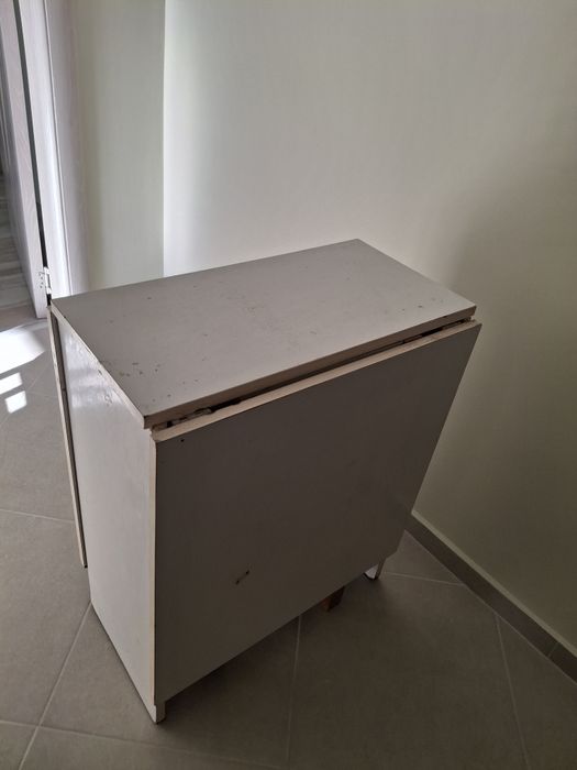 Продавам кухненска маса