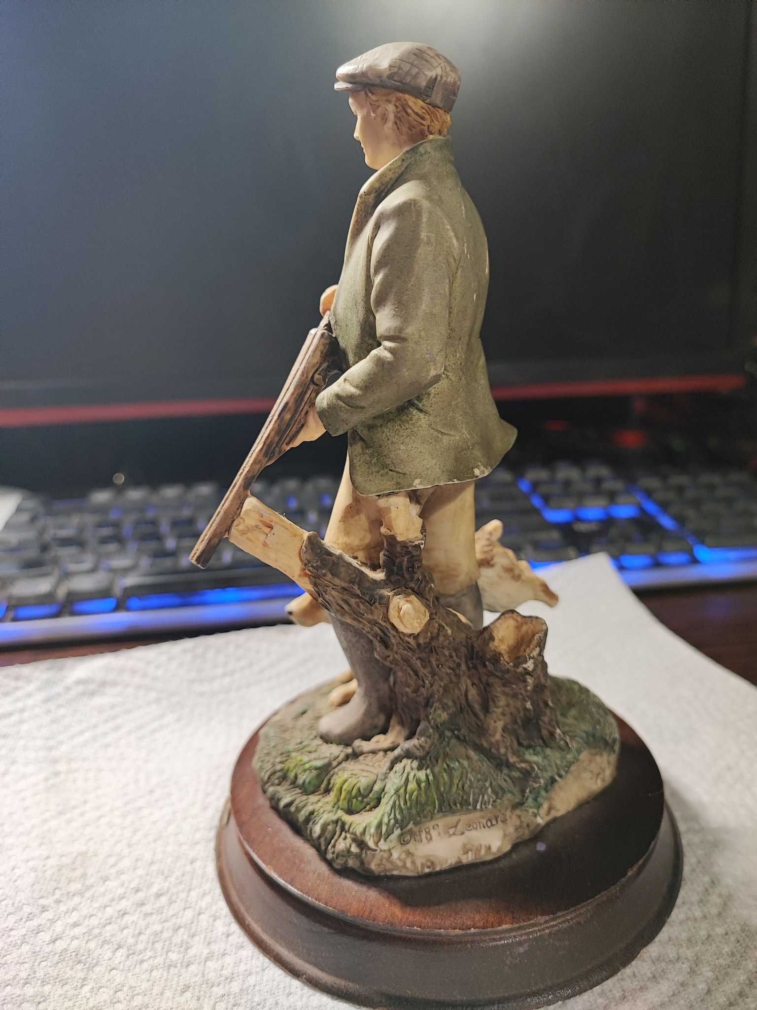Statueta vintage cu vanator si caine