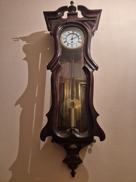 Pendula de perete cu o greutate