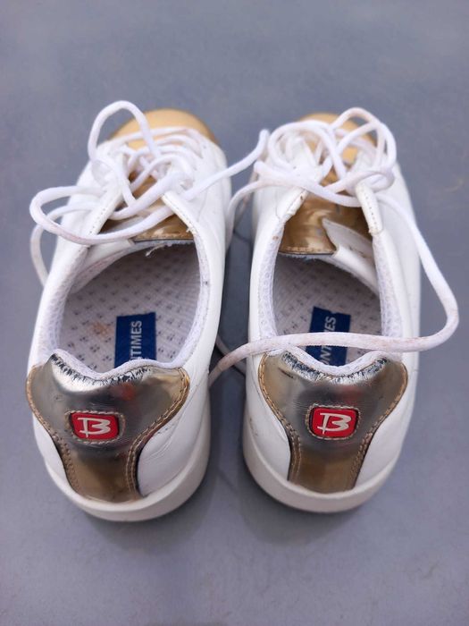 Papuci numarul 36 / 5