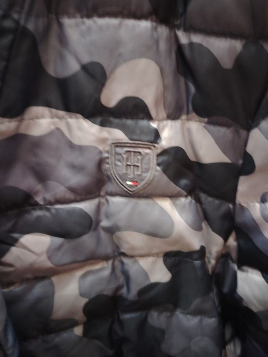 Geaca  dama Tommy Hilfiger mărimea  M -model camuflaje