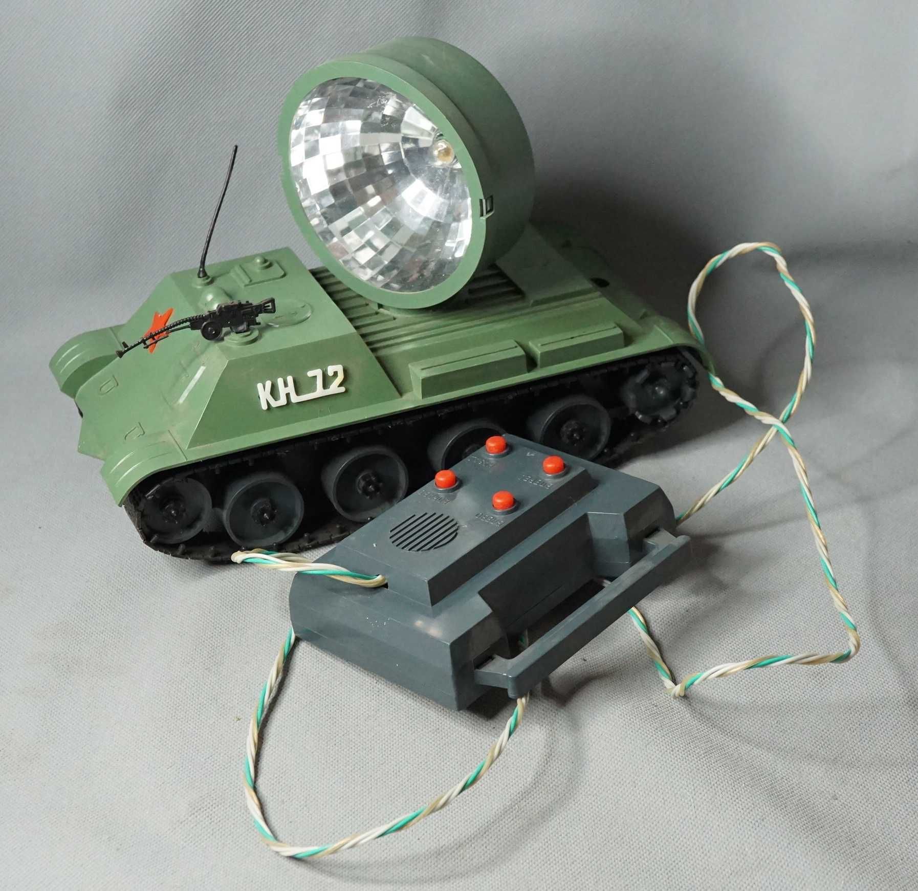 Стара Руска  голяма Плстмасова играчка модел танк с прожектор