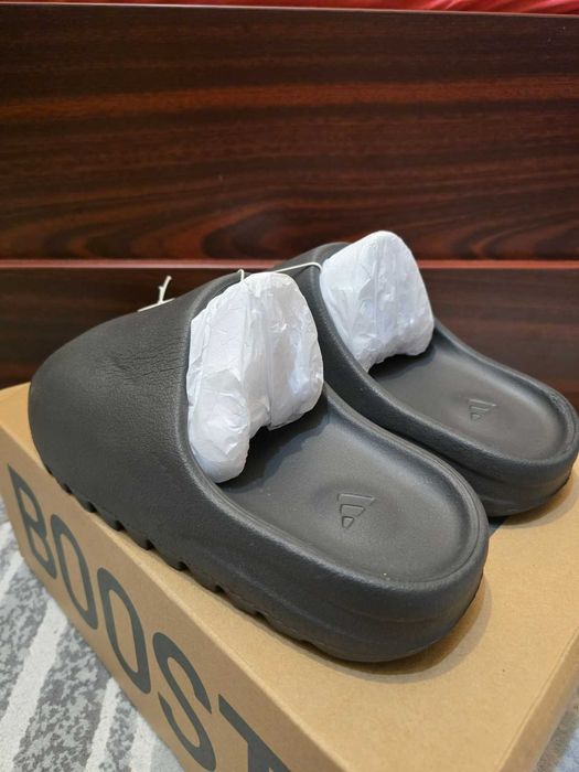 Papuci Yezzy Slides ~ Marimea 41 ~ Noi