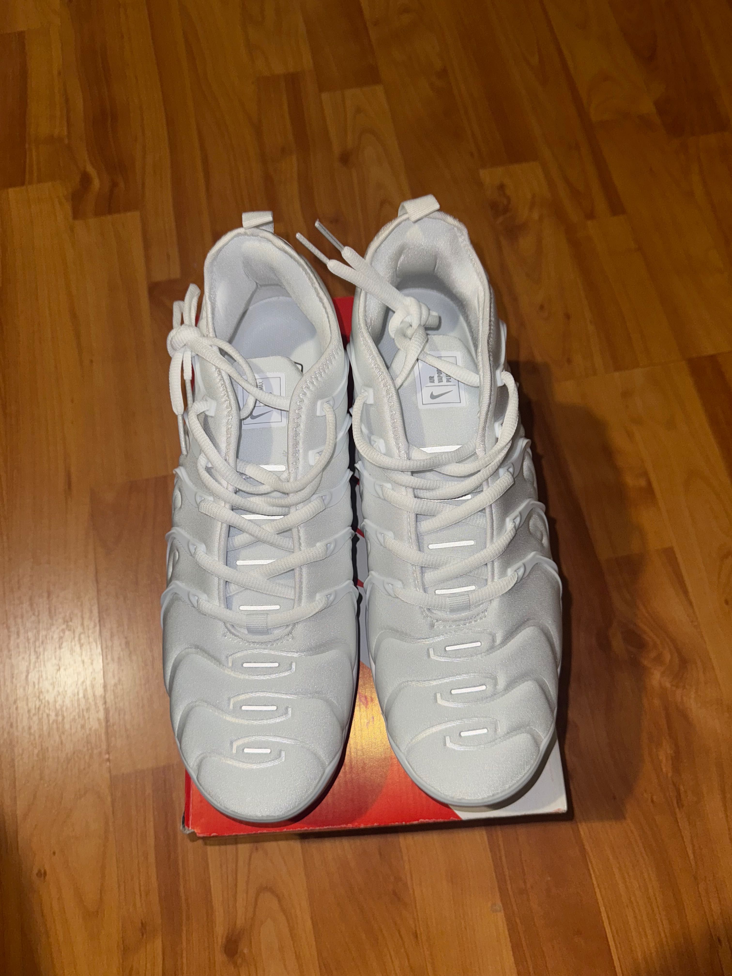 Vapor max white.