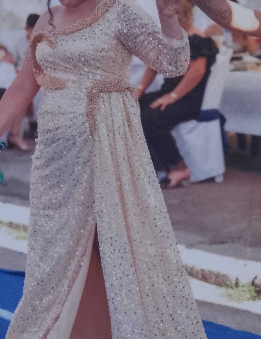 Златиста рокля с един ръкав