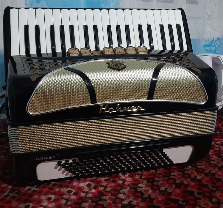 Vând Acordeon Hohner Lucia III P 96 de bași