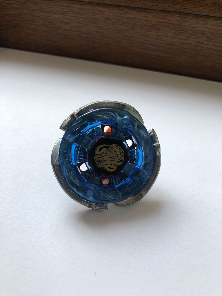 Set 3 titirezi beyblade + un lansator