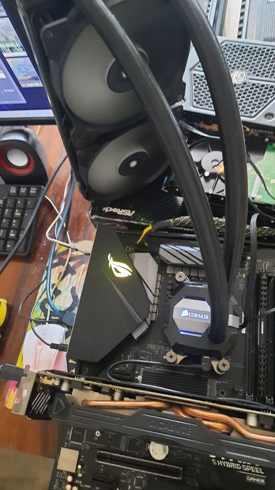 Водно охлаждане Corsair H115i