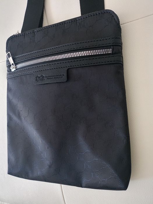 Vând borsetă bărbătească model deosebit produs de calitate superioara.