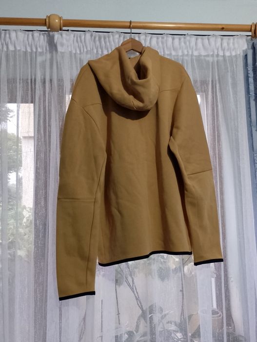 ЧИСТО НОВО горнище на Nike tech fleece бежов