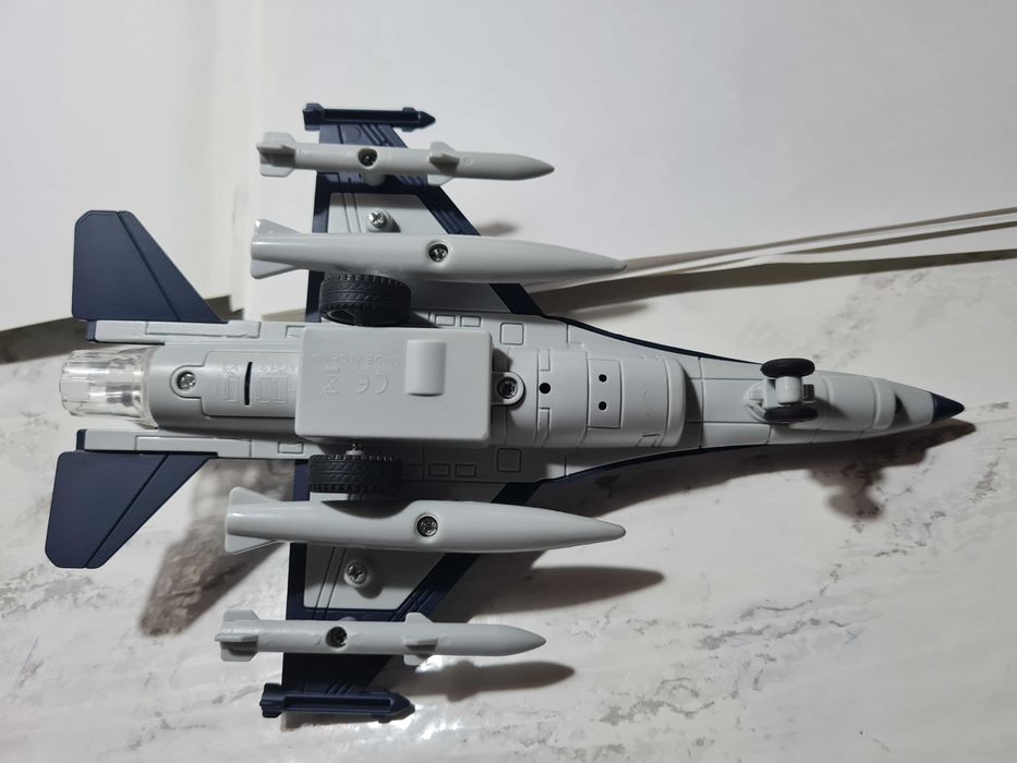 superbă machetă avion F 16, 1/72, pull back, cu lumini și sunete