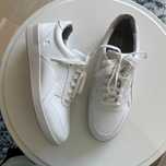 Adidași albi noi Everlane US 8.5 EU 42
