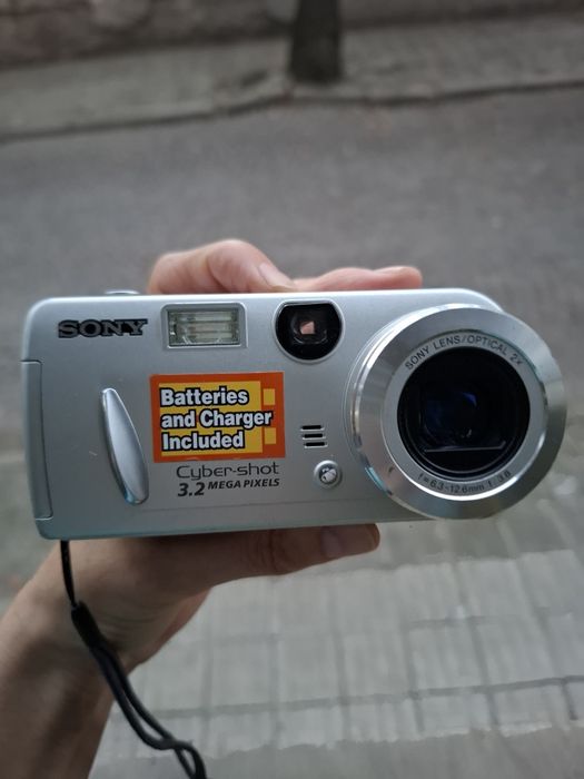 Компактен дигитален фотоапарат Sony Cybershot P52