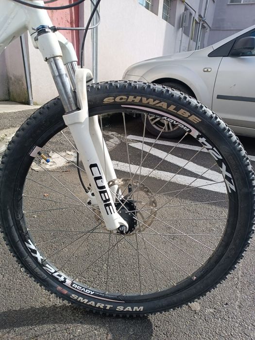 Bicicleta Cube alba