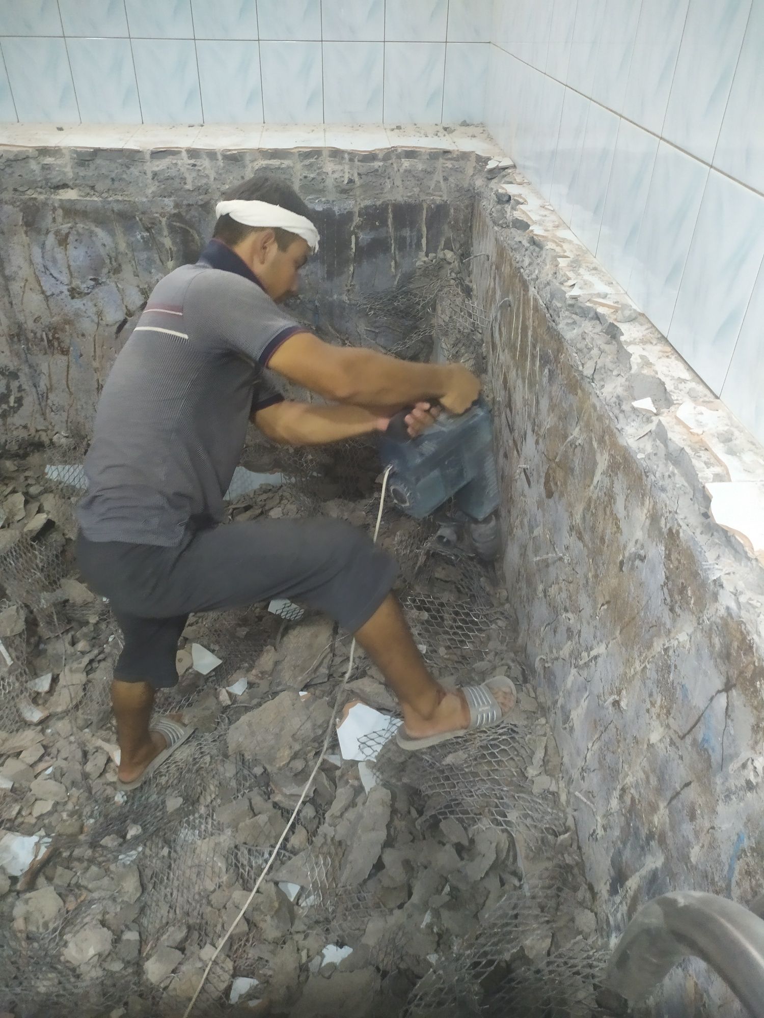 Beton buzish. Beton teshish. Transha qazish. Almazda teshamiz,kesamiz.