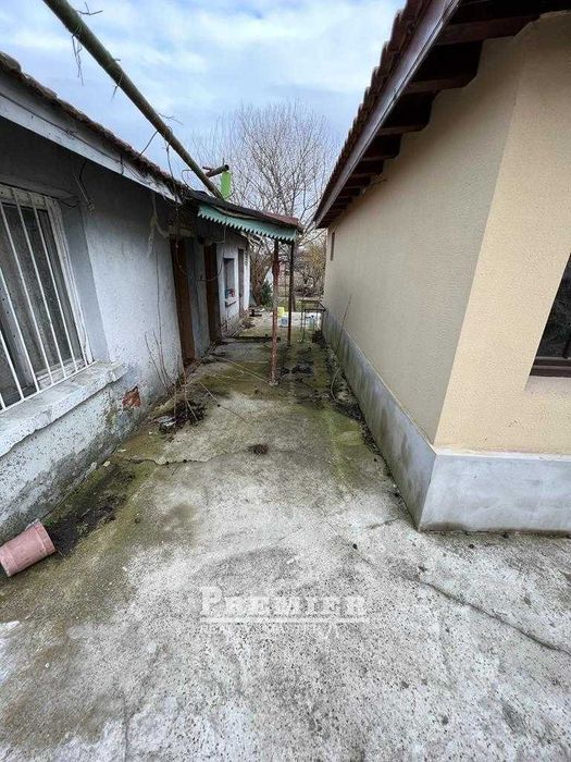 Нова, едноетажна къща в село Тръстиково на 25 км от Бургас