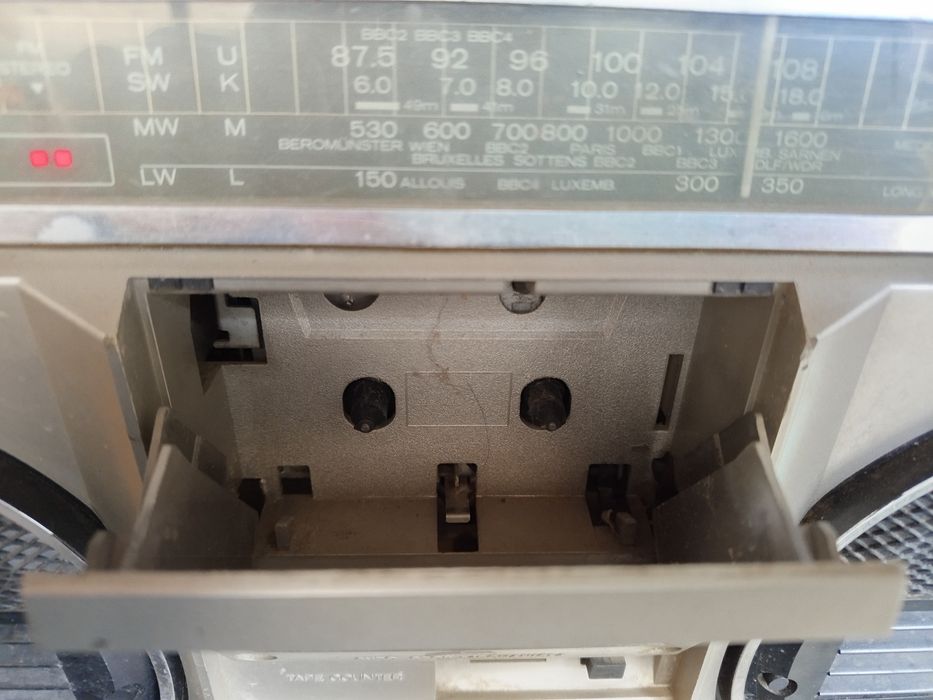 Hitachi TRK-7011 радио касетофон