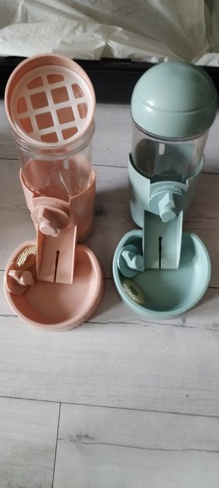 Dozatoare de hrana și apa pentru animale